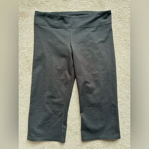 Black Under Armour size Large capris